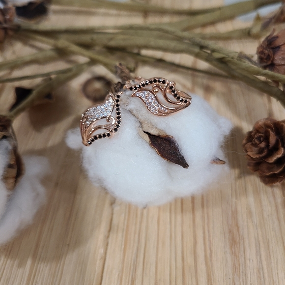 🩷🖤NEW🩷🖤EXQUISITE!! CZ Hollow Flower Lear Earrings in ROSE GOLD Plating - Picture 10 of 15